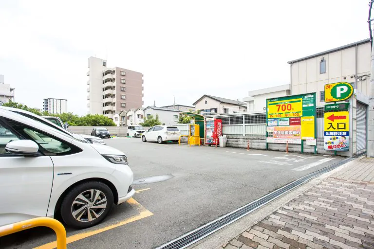 左側に三井のリパーク(今福鶴見駅前第２駐車場)がございます。当院から近い駐車場となります